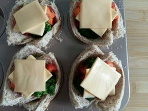 上面盖上芝士片。