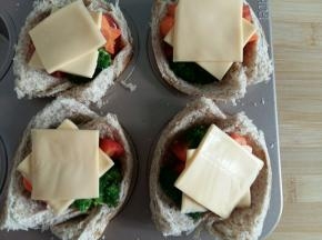 上面盖上芝士片。