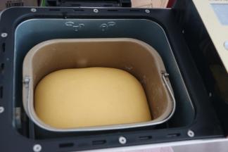 整理好面团，面包机选择发酵程序，进行发酵。