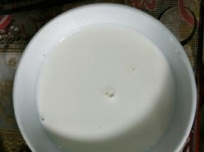牛奶加入白糖，小火加热融化，加入黄油搅成液体液体放凉