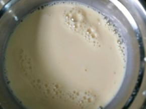 鸡蛋打散，加入牛奶搅拌均匀，过滤一遍效果更好