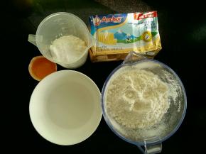 饼皮的食材称重。安佳黄油包装还有刻度，切的时候按照刻度来，很方便很贴心的设计。