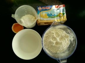 饼皮的食材称重。安佳黄油包装还有刻度，切的时候按照刻度来，很方便很贴心的设计。