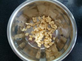 黄油切小粒室温软化。