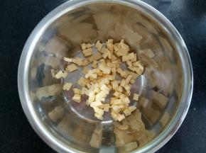 黄油切小粒室温软化。