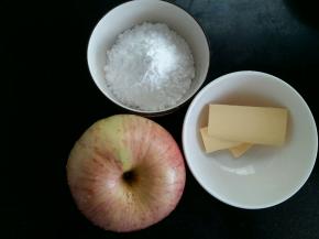 派馅的食材称重。