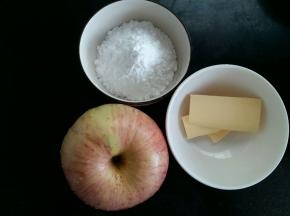 派馅的食材称重。