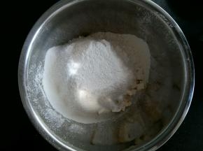在软化的黄油中筛入糖粉和低粉。