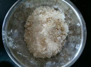 用手搓成玉米面的感觉。