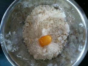 倒入30g清水和一个蛋黄。