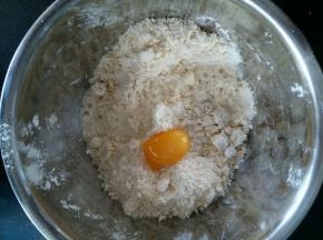 倒入30g清水和一个蛋黄。