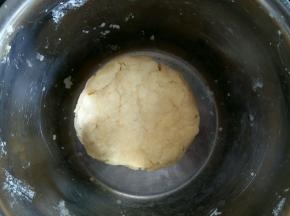 揉成光滑的面团。裹上保鲜膜放入冰箱冷藏松弛1小时。