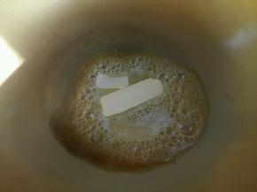 开始做派馅了。黄油放入锅中加热融化。