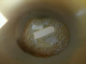 开始做派馅了。黄油放入锅中加热融化。