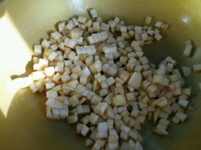 倒入切碎的苹果丁翻炒。（苹果要去皮哦。）