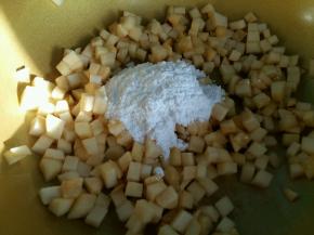 苹果丁中倒入糖霜，翻炒均匀。此处的糖霜可以用砂糖+玉米淀粉代替。因为糖霜里面就是糖粉和玉米淀粉混合成的。