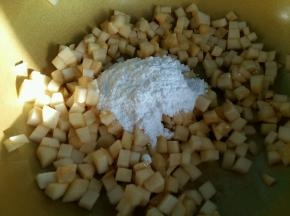 苹果丁中倒入糖霜，翻炒均匀。此处的糖霜可以用砂糖+玉米淀粉代替。因为糖霜里面就是糖粉和玉米淀粉混合成的。