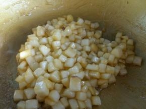 苹果炒软加入15g清水，翻炒均匀，糖汁变浓稠即可。苹果翻炒的软硬程度可以根据自己的喜好来调。