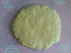 面团取出来，擀平。