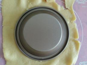 然后倒扣过来，用刀子把边缘多余的部分划掉。