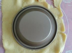 然后倒扣过来，用刀子把边缘多余的部分划掉。