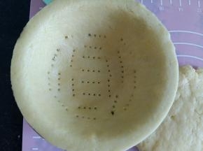 翻过来，底部用叉子扎小孔。