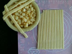 剩余的面团擀平，切成粗细均匀的长条，长度要超过模具。