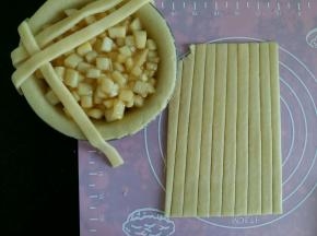 剩余的面团擀平，切成粗细均匀的长条，长度要超过模具。