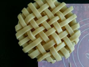 编成如图的样子，边缘多余的部分用小刀切掉。