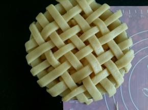 编成如图的样子，边缘多余的部分用小刀切掉。