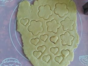 剩下的面团擀平，压出自己喜欢的形状。