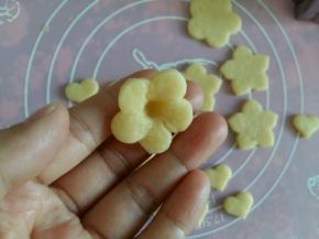 花朵中间用筷子扎一下，花瓣向上捏，做出立体的效果。此时烤箱预热，上下管200度，5分钟。