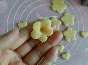 花朵中间用筷子扎一下，花瓣向上捏，做出立体的效果。此时烤箱预热，上下管200度，5分钟。