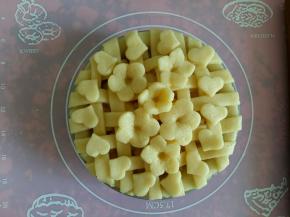 花朵和心形都摆在上面。