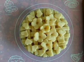 花朵和心形都摆在上面。