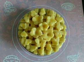 刷上一层蛋液。