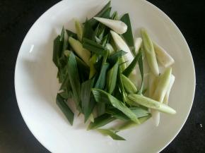 蒜苗洗净，斜切段。