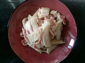 五花肉开水下锅，猪至六成熟即可。然后过一下凉水，不再烫手就可以切薄片了。不要等全部凉透再切片，这样容易肥瘦分离。