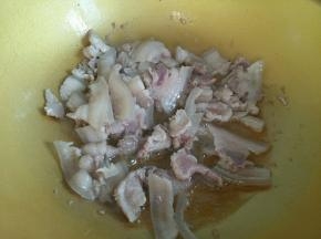 锅烧热倒入金龙鱼外婆乡小榨菜籽油，然后倒入切好的肉片。