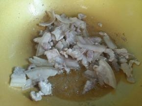 肉片中火翻炒至卷起来。