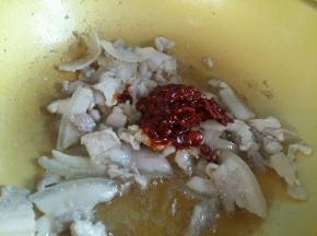 然后倒入2勺郫县豆瓣酱。