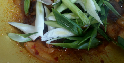 倒入蒜苗，翻炒半分钟即可出锅。