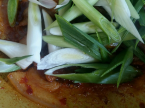 倒入蒜苗，翻炒半分钟即可出锅。