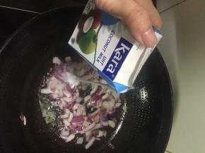 另起一锅，放油，倒入洋葱煸软，加入椰浆，放半块咖喱