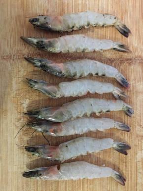 大白虾开背，抽掉泥筋