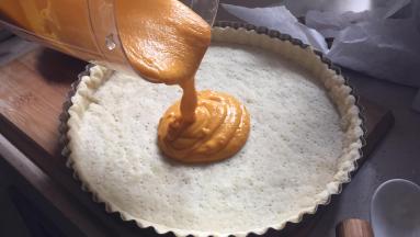 将南瓜糊液体倒在饼皮上