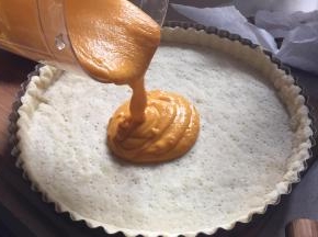 将南瓜糊液体倒在饼皮上