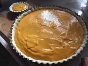 南瓜糊用刮刀抹平