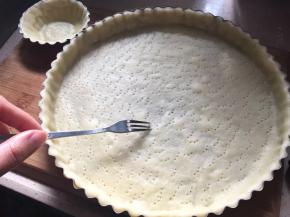 用小叉子在饼皮上按压出小洞，如图