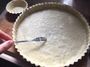用小叉子在饼皮上按压出小洞，如图